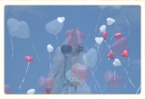 Herzluftballons zur Hochzeit steigen auf